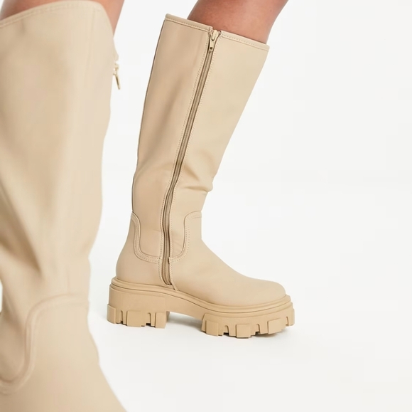 ASOS DESIGN Wide Fit Carla chunky flatknee boots in cappuccino. Size US 6 - Picture 4 of 15
